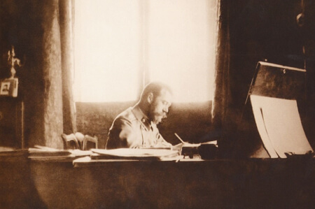 Император Николай II за работой
