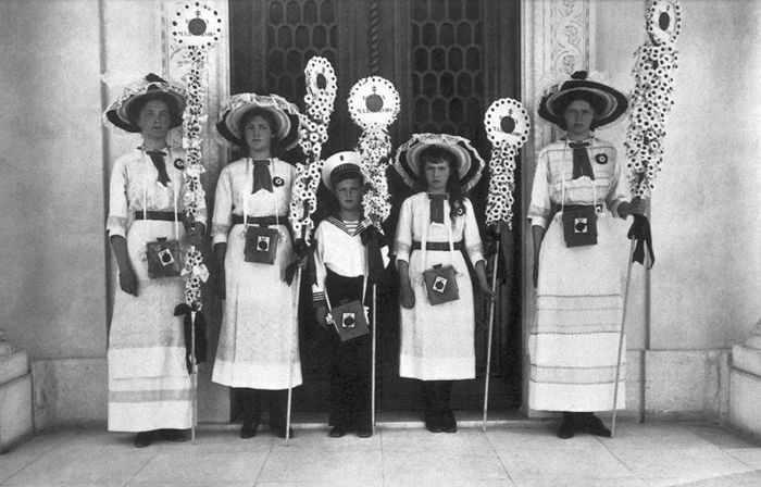 Царские дети на празднике Белого Цветка в 1912 г.