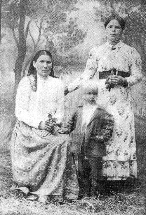 Анна с матерью и сыном