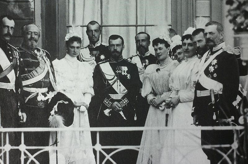 Император и Императрица в окружении родственников – великих князей и их жён