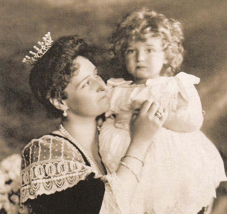 Государыня императрица Александра Фёдоровна с сыном цесаревичем Алексеем