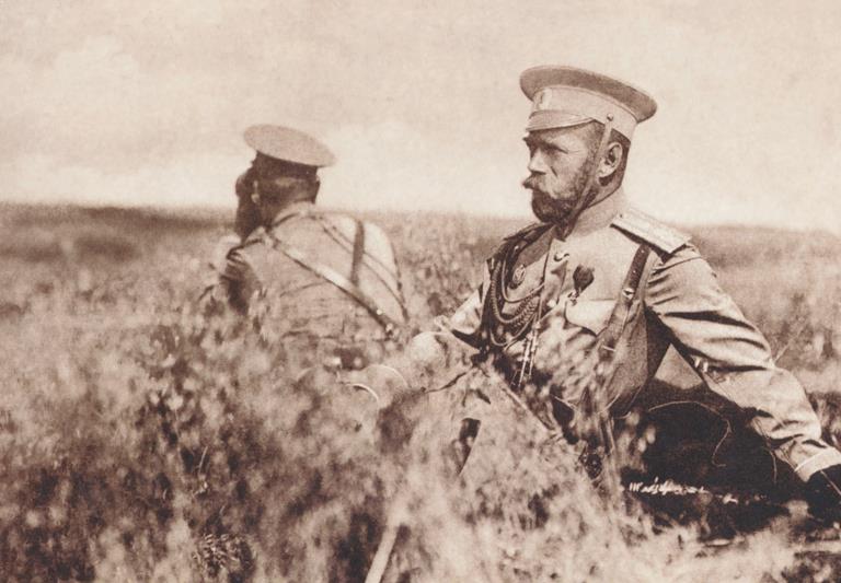 Николай Второй за рабочим столом