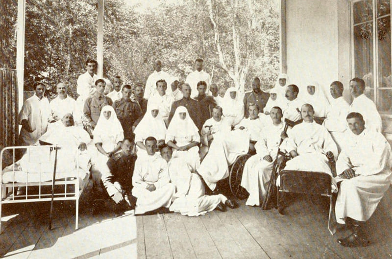 Императрица Александра Фёдоровна и Великие княжны Ольга и Татьяна Николаевны с ранеными и медработниками в лазарете