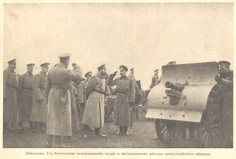 Его величество осматривает орудие и выслушивает доклад артиллерийского офицера
