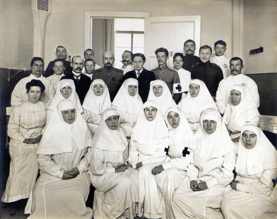 Лазарет Императрицы, о котором рассказывает в своей книге И.В. Степанов. В центре - Александра Фёдоровна со старшими дочерьми Ольгой и Татьяной Лазарет Императрицы, о котором рассказывает в своей книге И.В. Степанов. В центре - Александра Фёдоровна со старшими дочерьми Ольгой и Татьяной