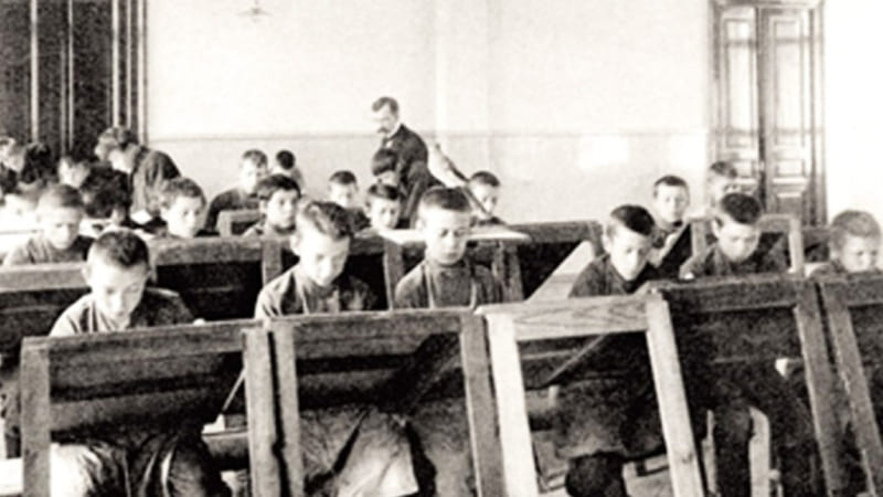 Школьное образование и грамотность в России к 1917 году