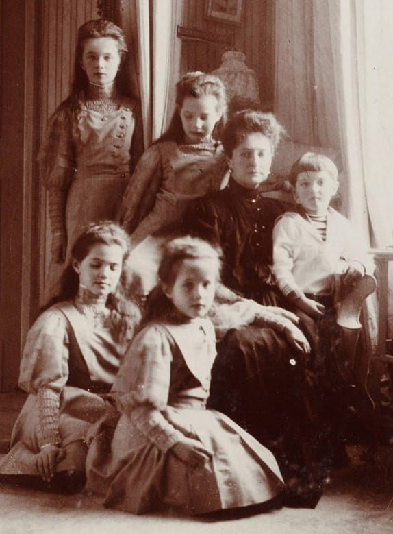 Александра Фёдоровна с детьми