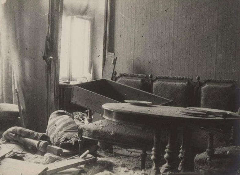 Разгромленная квартира. 1917 год. Разгромленная квартира. 1917 год.