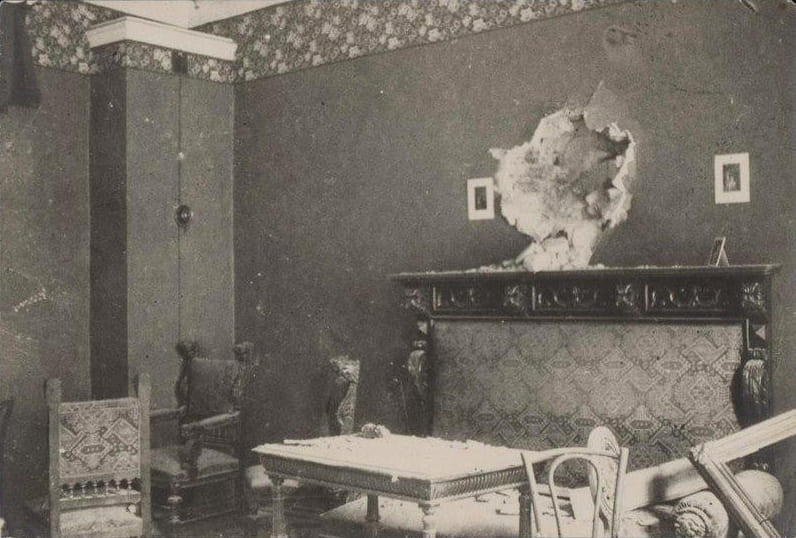 Удар снаряда в квартиру у Никитских ворот. 1917 год. Удар снаряда в квартиру у Никитских ворот. 1917 год.
