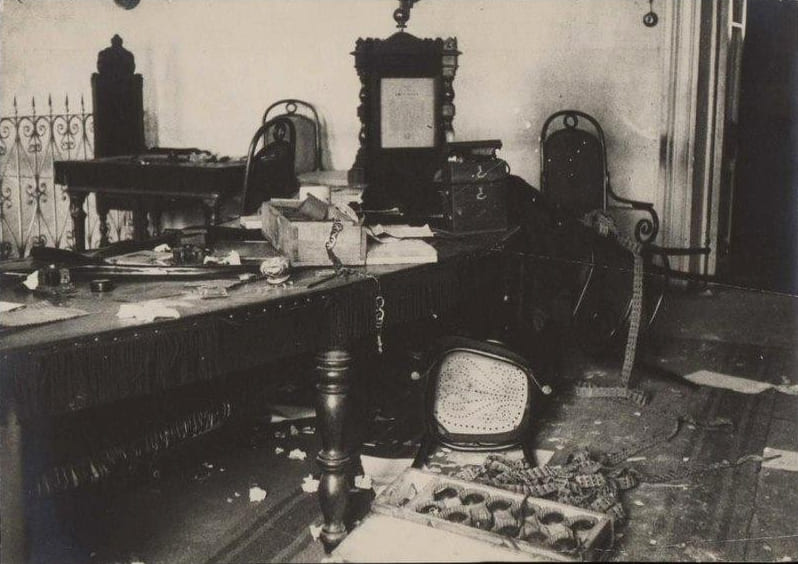 Разгромленная квартира. 1917 год. Разгромленная квартира. 1917 год.
