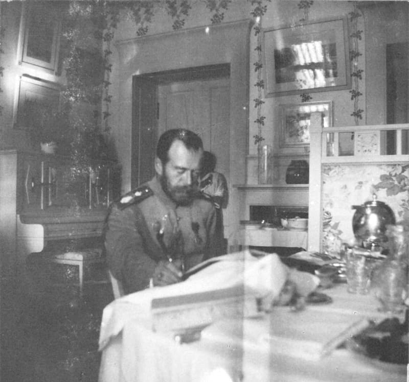 Николай Второй за работой