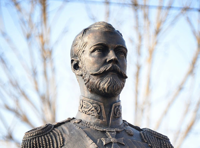 Памятник – бюст Императору Николаю II в ДВГТУ Памятник – бюст Императору Николаю II в ДВГТУ