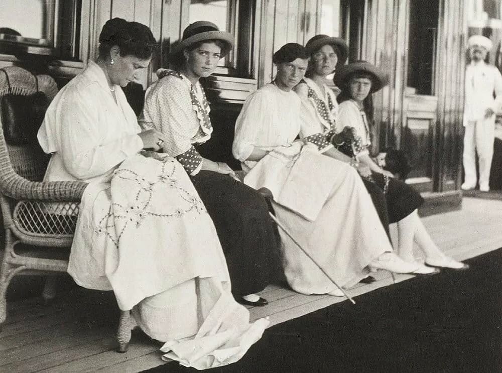 Царская семья на яхте «Штандарт». Александра Фёдоровна и Татьяна заняты вышиванием