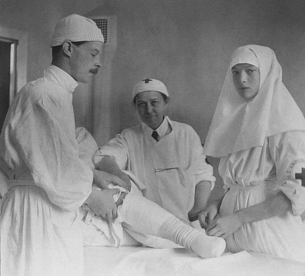 Татьяна Николаевна (справа) ассистирует на перевязке