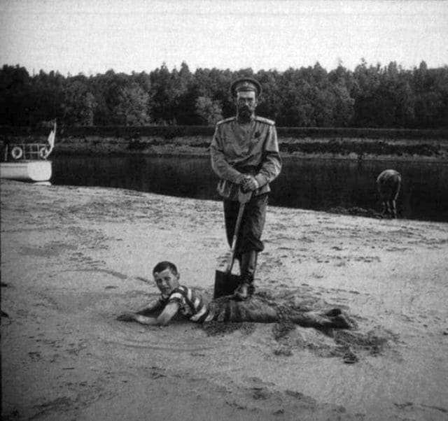 Николай II и Цесаревич Алексей на берегу Днепра в 1916 г.