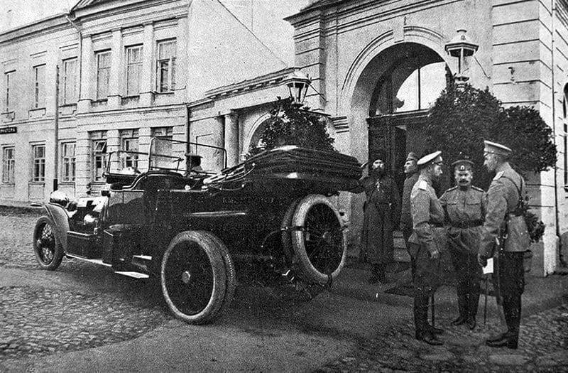 «Царская Ставка. Его Императорское Величество Государь Императоръ и дворцовый комендантъ Свиты Его Величества ген.-м. Воейковъ. Сентябрь 1915 г.»