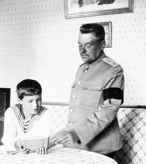 Цесаревич Алексей с учителем русского языка П. Петровым. Петергоф Цесаревич Алексей с учителем русского языка П. Петровым. Петергоф