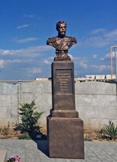 Бюст Николаю II возле храма во имя святых Царственных страстотерпцев на Красной горке (Крым, Севастополь)