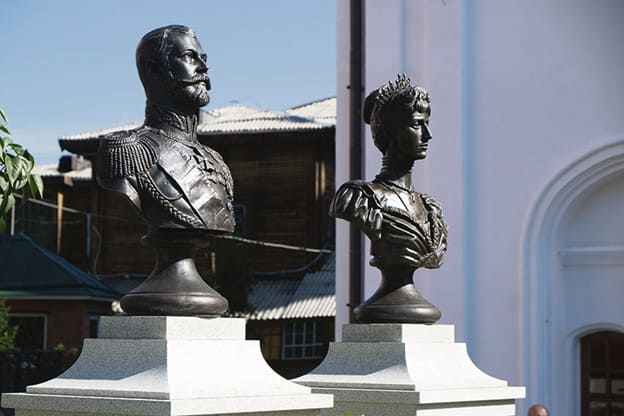 Бюсты Николая II и Александры Фёдоровны в Иркутске