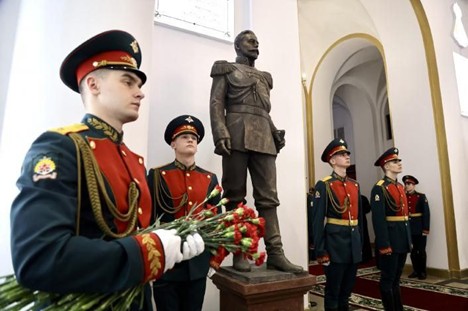 Памятник Николаю II в Санкт-Петербурге, наб. Макарова, 8