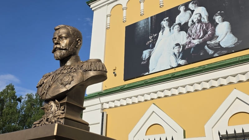Памятник Императору Николаю II в Ижевске