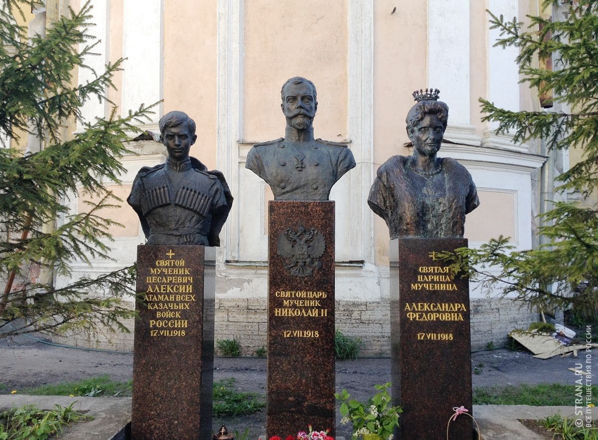 Бюсты-памятники императору Николаю II, Цесаревичу Алексию и Царице Александре Фёдоровне в Санкт-Петербурге у Крестовоздвиженского собора (Лиговский проспект, 128)
