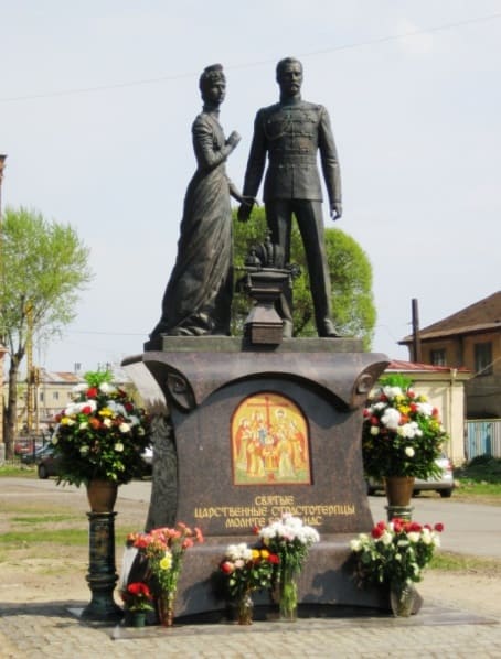 Памятник царской чете в Санкт-Петербурге около Храма Воскресения Христова у Варшавского вокзала (набережная Обводного канала, 118)