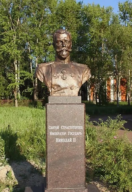 Бюст Государя Николая II в Павловске, рядом с Никольским собором (Санкт-Петербург)