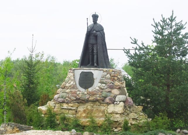 Памятник царю Николаю II около церкви Царственных Страстотерпцев в усадьбе Плещеево (Московская область, Подольский район)