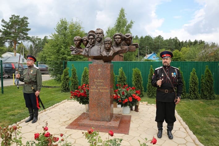 Памятник Царской семье на территории подворья храма Успения Пресвятой Богородицы в Путинках (Московская область, с. Аляухово Одинцовского района)