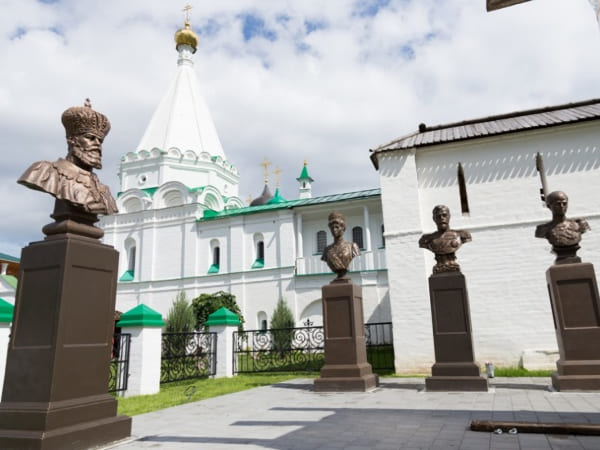«Романовская аллея славы» от Михаила Федоровича до Николая II в Нижнем Новгороде