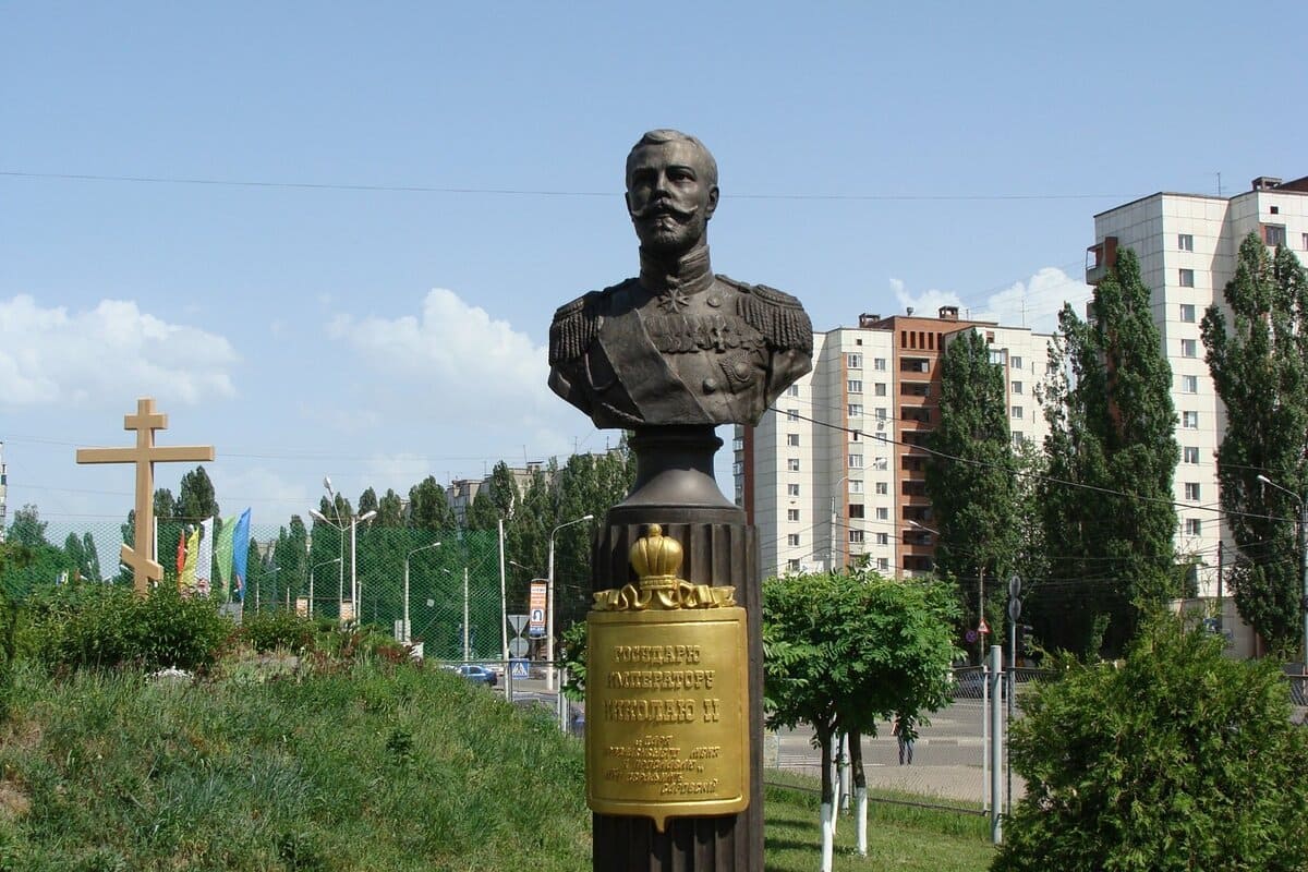 Бюст Николая II возле храма во имя Веры, Надежды, Любови и матери их Софии в Северо-западном микрорайоне Курска (Курская область)
