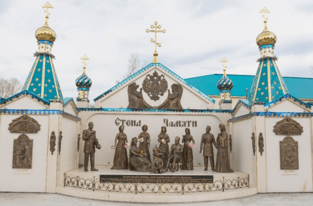 Скульптурный ансамбль «Царская семья» в Александровском парке г. Бийска (Алтайский край)