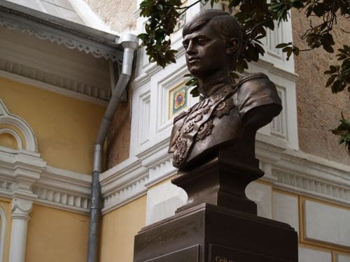 Бюст цесаревичу Алексею в Ялте возле Александро-Невского собора