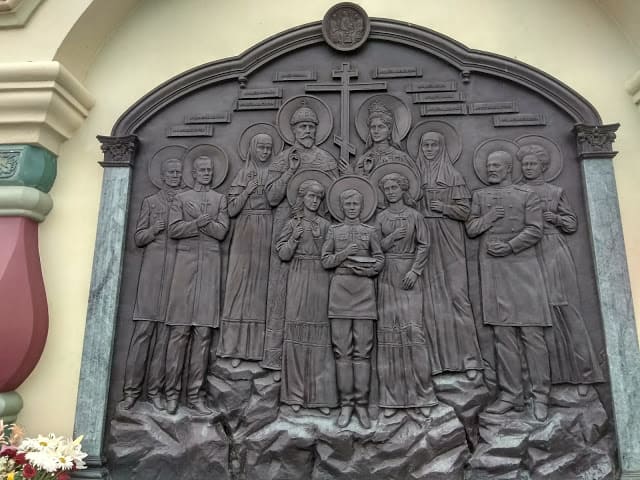 Барельеф «Царская Голгофа» возле Свято-Троицкого Ипатьевского мужского монастыря в г. Костроме