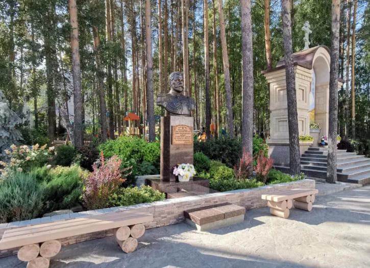 Бюст Николая II на территории Среднеуральского женского монастыря
