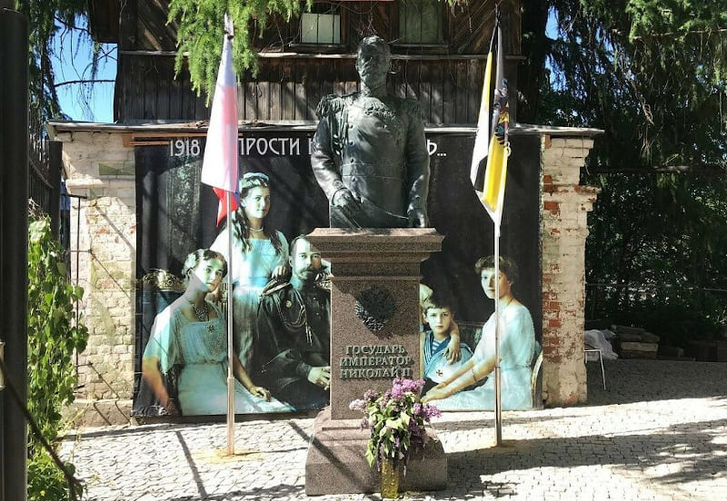 Памятник Николаю II во Владимире