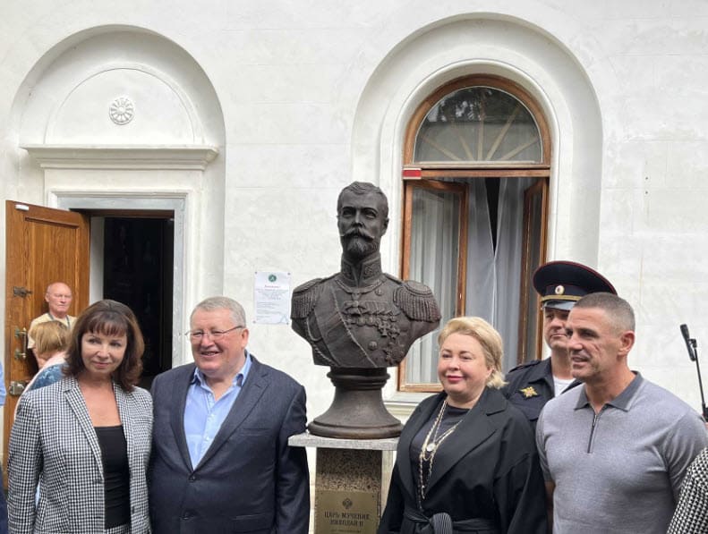 Восстановленный бюст Николаю II в Ливадийском дворце