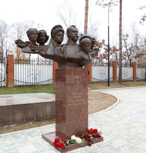 Памятник Царской семье в г. Хабаровске