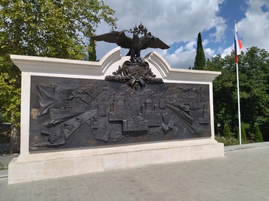 Монумент с двуглавым орлом