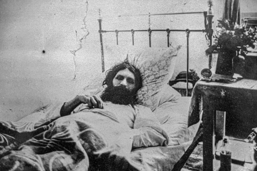Г.Е. Распутин в тюменской больнице после покушения на него. 1914 год Г.Е. Распутин в тюменской больнице после покушения на него. 1914 год