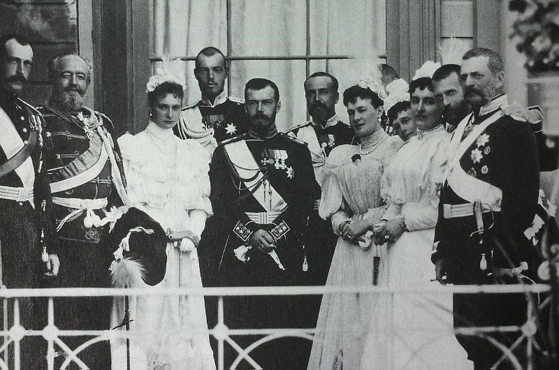 Николай II и Александра Фёдоровна в окружении придворных