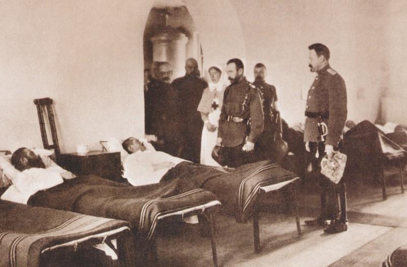 Император Николай II посещает военный госпиталь