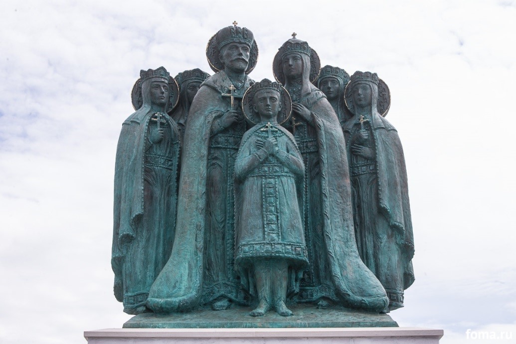 Памятник Царственным мученикам на территории храма в с. Годеново Ярославской области. Фото Ю. Маковейчук