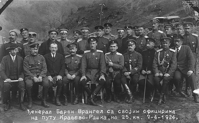 Белогвардейцы. Генерал П.Н. Врангель (сидит в центре) с офицерами