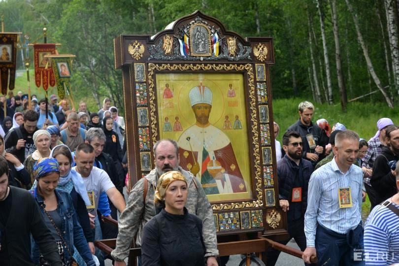 Крестный ход с иконой Николая II