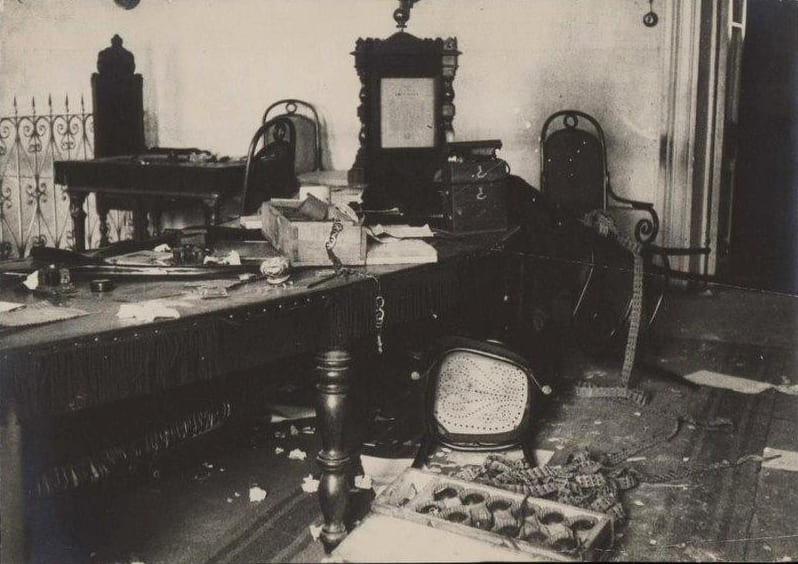 Разгромленная квартира. 1917 год.