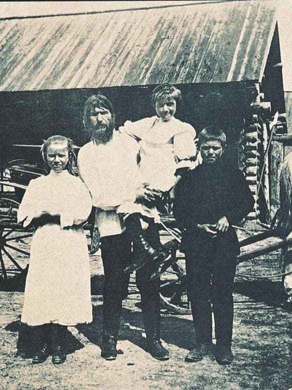 Г.Е. Распутин с детьми. На руках – Матрёна