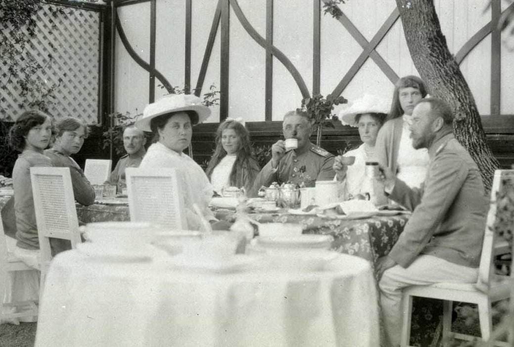 Чаепитие семьи Императора Николая II в узком кругу гостей