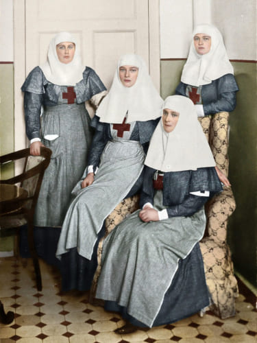 Императрица Александра Фёдоровна вместе со старшими дочерьми Ольгой и Татьяной и фрейлиной Анной Вырубовой